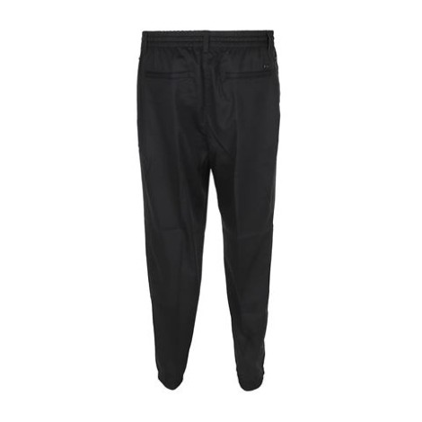 Pantalone di Emporio Armani, da uomo, colore blu. Modello jogger,  realizzato in raso leggero misto lyocell. Caratterizzato da tasche laterali e venatura frontale sulla gamba. Fondo elastico. Chiusura con zip e coulisse regolabile. Vestibilità regola