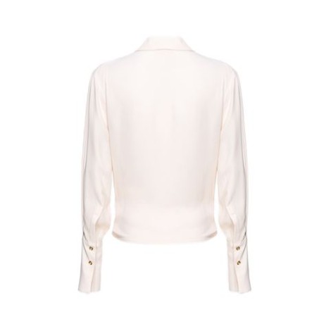 Blusa Bonadea drappeggiata misto seta PinkoBlusa fluida dal volume drappeggiato in crêpe de Chine di misto seta. Colletto a camicia con scollo a V, maniche lunghe con polsino alto al fondo, chiuso con piccoli bottoni in metallo.  