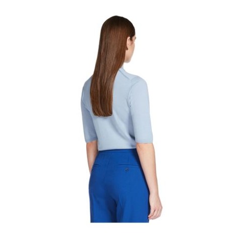 Maglia UNGHIA, di Max Mara, da donna, colore azzurro. Modello dolcevita, ralizzato in filato leggero di pura lana lavorato a punto rasato senza cuciture. Collo alto e maniche lunghe sopra il gomito. Vestibilità regolare. 