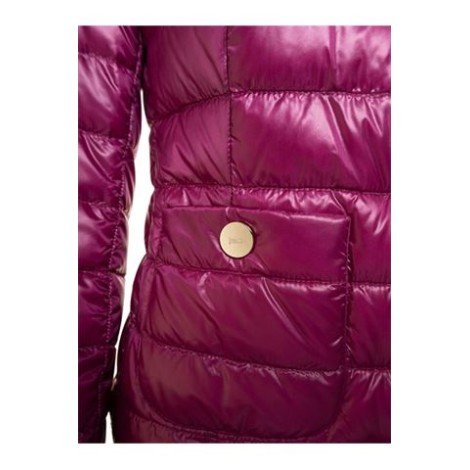 Giacca in piuma di Herno, da donna, colore fucsia. Modello girocollo e maniche lunghe. Realizzato in nylon trapuntato. Chiusura frontale a scomparsa. Due tasche frontali con bottoni. Vestibilità regolare. 