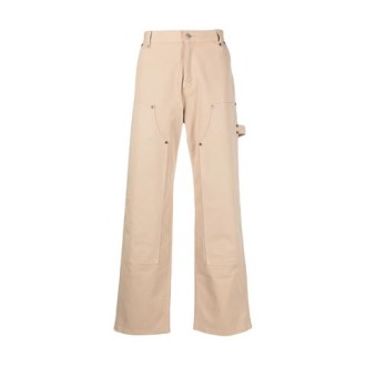 Pantalone UTILITY, da uomo, colore beige. Modello ampio, realizzato in tessuto di cotone francese. Caratterizzato da dettagli falegname, tasche ampie applicate e zip extra sulla gamba destra. Passanti per cintura. Chiusura con zip e bottone. Vestibilità o