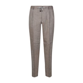 Pantalone jogger tela in lana lino , tasche america davanti, tasche a doppio filetto con pattina sul retroCintura elasticizzata con coulisseVestibilità rilassata , chiusura con zip e bottone in corno logato.  