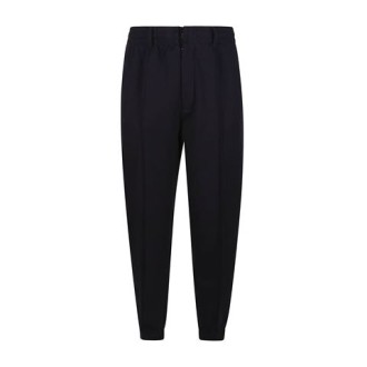 Pantaloni a vita elastica con passanti, nervature frontali e fondo elastico, realizzati in double jersey di cotone. Le textures utilizzate in questa parte di collezione risultano estremamente morbide e confortevoli, donando piena libertà di movimento per 