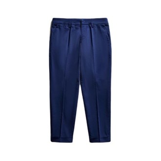 Pantalone CAPRI, di Fay, da donna, colore bluette. Modello realizzato in raso stretch tinto in capo. Caratterizzato da tasche anteriori diagonali e tasche posteriori a filetto. Piega stirata e fondo risvoltato. Vestibilità regolare. 