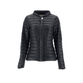 Giubbino ELENA, di Herno, da donna, colore nero. Modello realizzato in nylon Ultralight 80 gr. Caratterizzato da maniche lunghe, tasche con zip e colletto bomber. Chiusura con zip coperta. Vestibilità slim. 