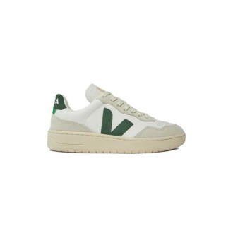 Sneaker bianca di VEJA caratterizzata da inserti a contrasto , logo laterale e sul tallone, suola in gomma e allacciatura con stringhe. 