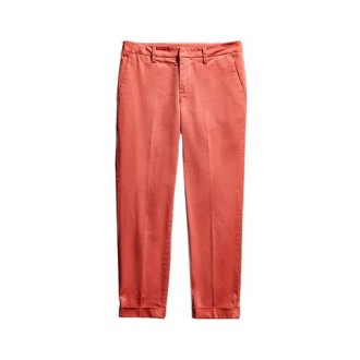 Pantalone CAPRI, di Fay, da donna, colore arancione. Modello realizzato in raso stretch tinto in capo. Caratterizzato da tasche anteriori diagonali e tasche posteriori a filetto. Piega stirata e fondo risvoltato. Vestibilità regolare. 