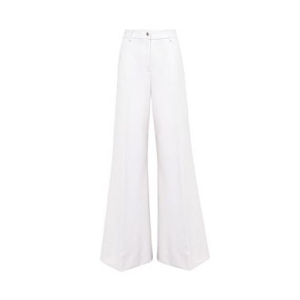 Pantalone lungo a palazzo di colore bianco, In crepe de chine leggermente elasticizzato, Fascione con 5 passanti, Chiusura con cerniera e bottone logo , Tasche alla francese sul davanti, Tasche a doppio filetto sul dietro, 