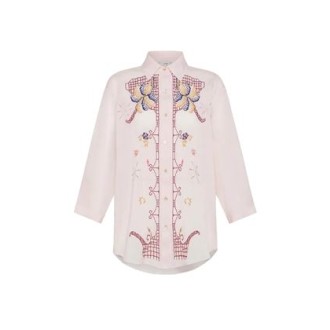 Camicia di Forte_Forte, da donna, colore rosa. Modello con ricami di fiori, linee maschili, manica 3/4, chiusura con bottoni e colletto classico. 
