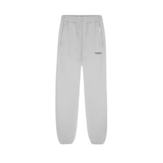 Pantaloni jogger in felpa di cotone grigio cenere, stampa con logo sul davanti, vita con coulisse, taglio straight, due tasche laterali a filetto, due tasche posteriori applicate e orli alle caviglie elasticizzati.  